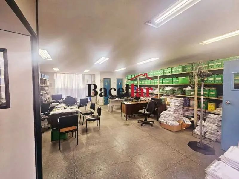 Prédio Comercial, de 4 andares, em Benfica e grudado na Cadeg