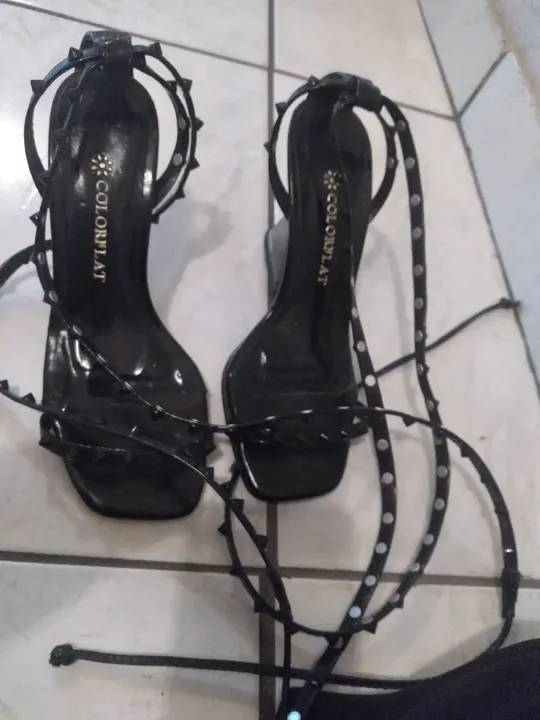 Sandálias pretas com spikes