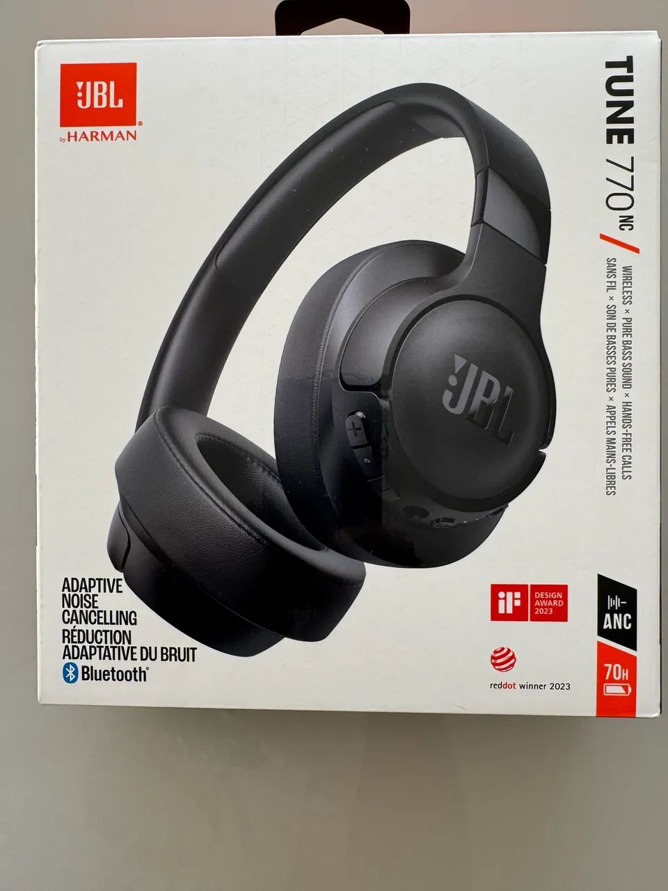 Os fones de ouvido JBL Tune 770NC   