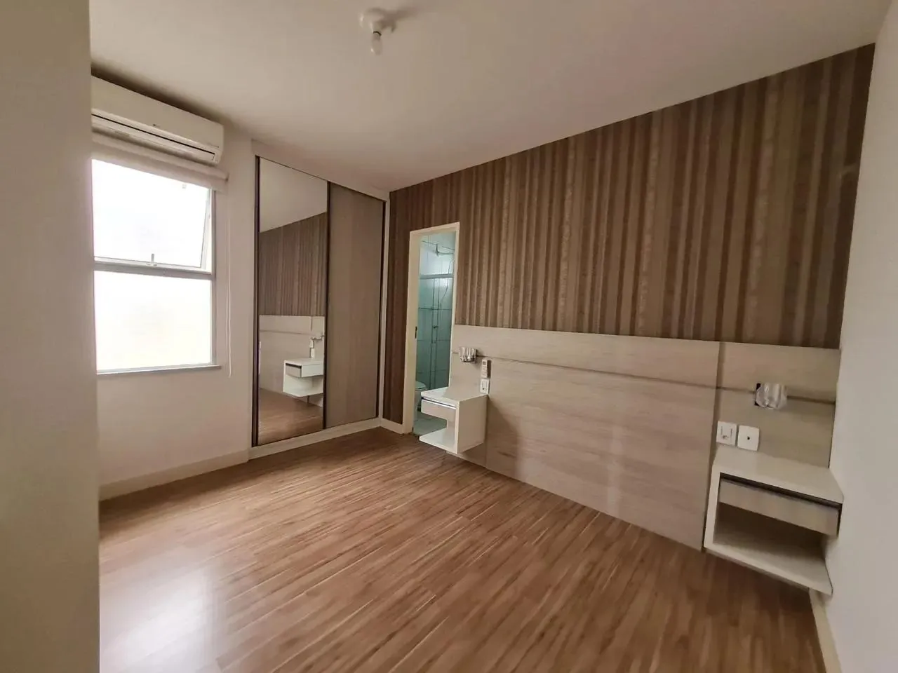 Casa com 3/4 (sendo 1 suíte), com móveis planejados, em condomínio, no bairro Sim