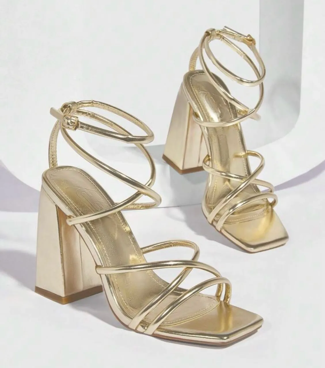 Sandália Feminina Dourada - Elegância e Estilo!
