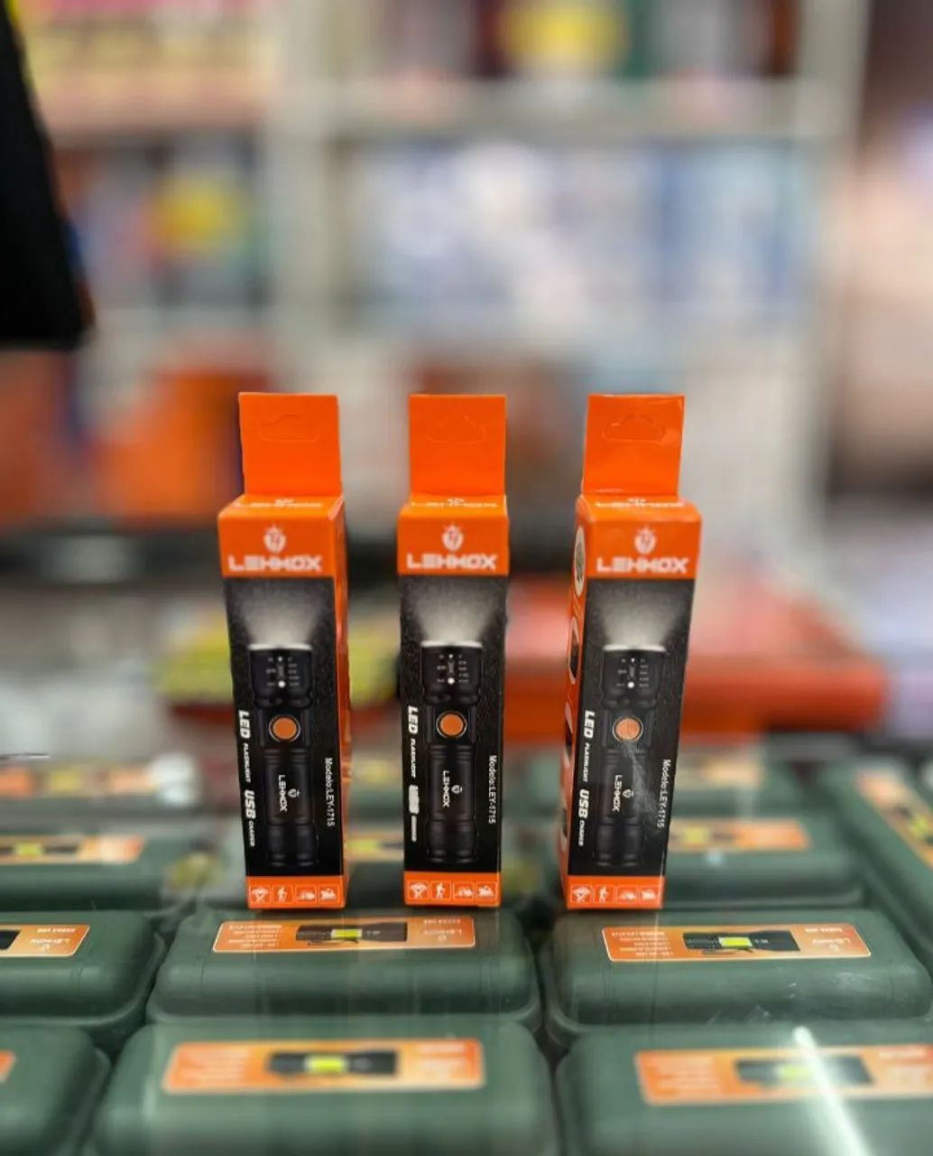 Lanterna LED Recarregável LEHHOX - Modelo LEY-1715