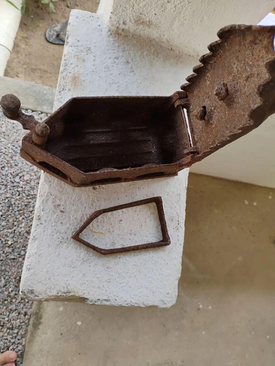 Ferro de passar antigo a brasa - Foto 2