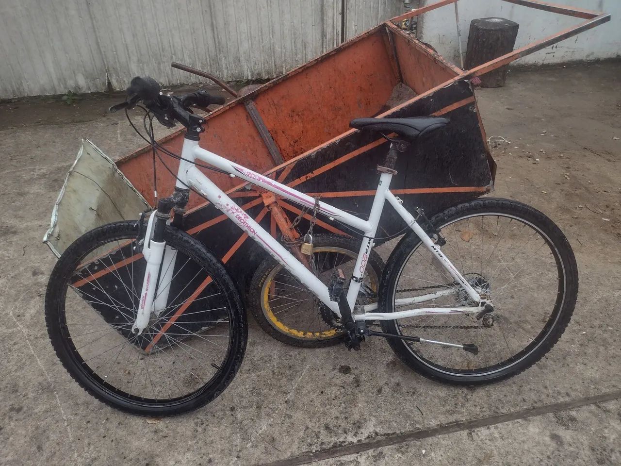 Bicicleta semi nova 