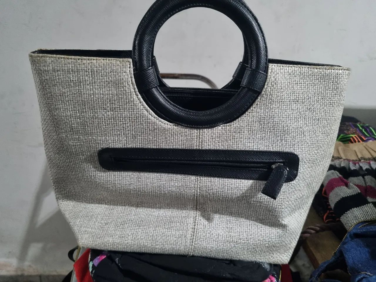 Bolsa de mão feminina.