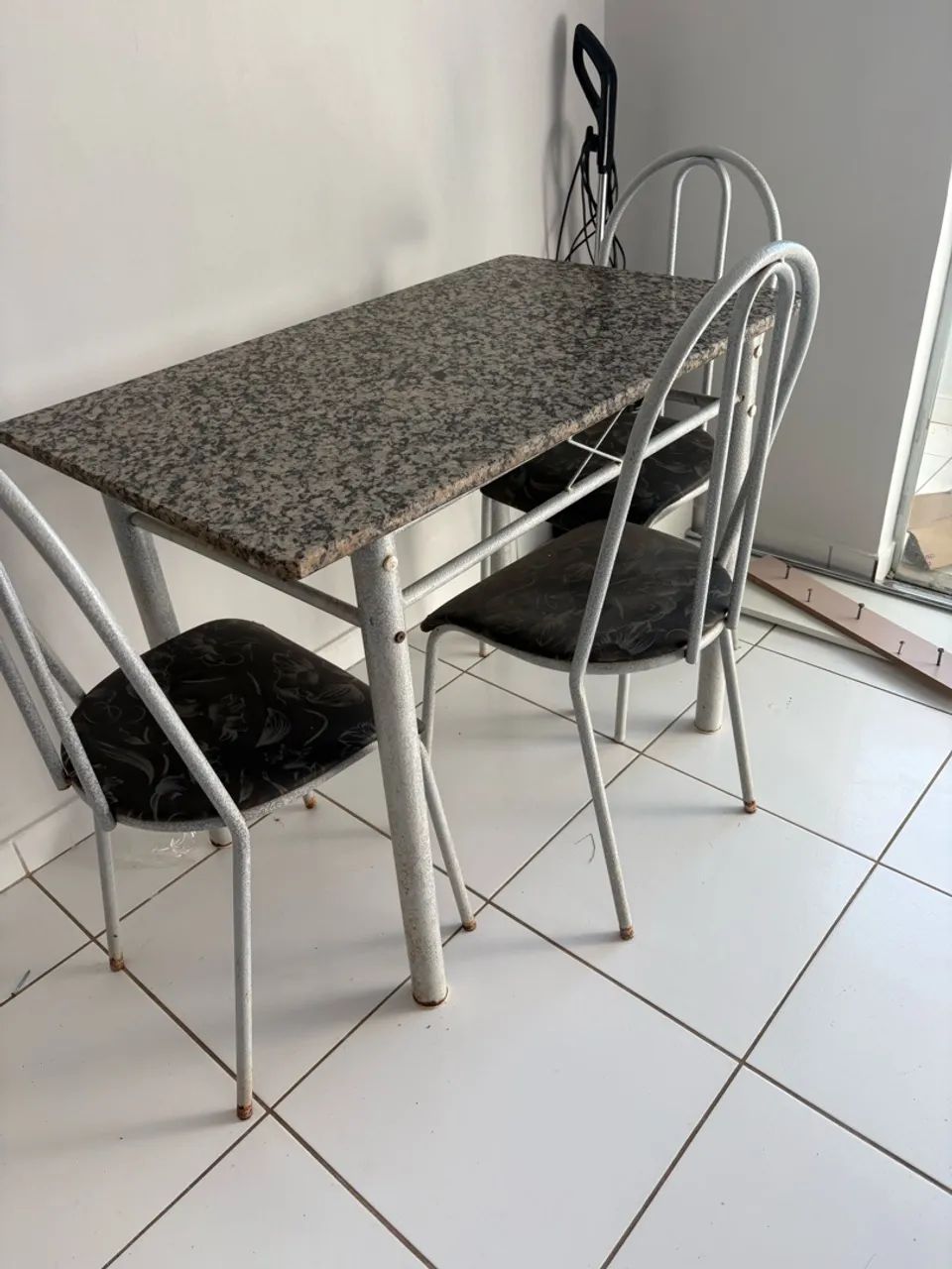 VENDO MESA DE MARMORE COM 4 CADEIRAS - Foto 3