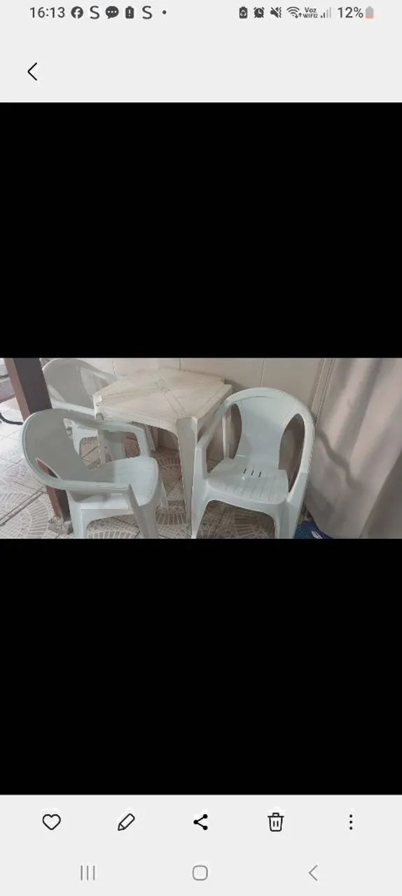 Mesa de plástico com 3 cadeiras