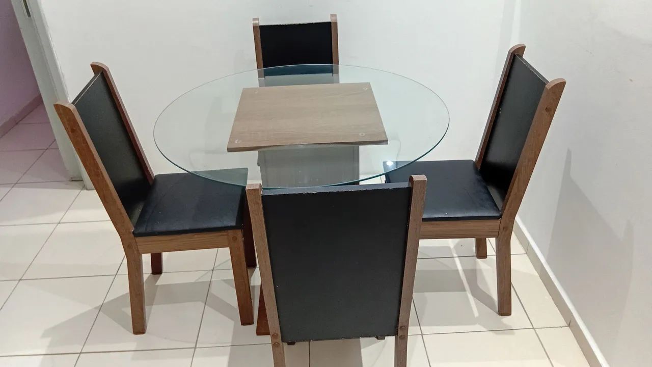 Vendo um conjunto de mesa com 4 cadeiras , com tampo de vidro de 90cm.  - Foto 2