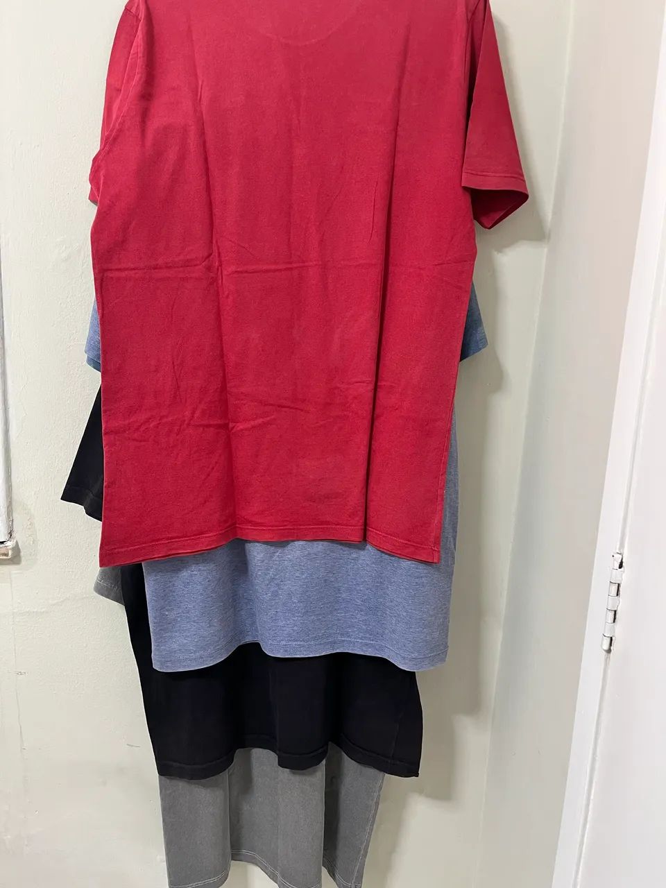 Lote com 4 camisas masculinas M e G - Foto 5