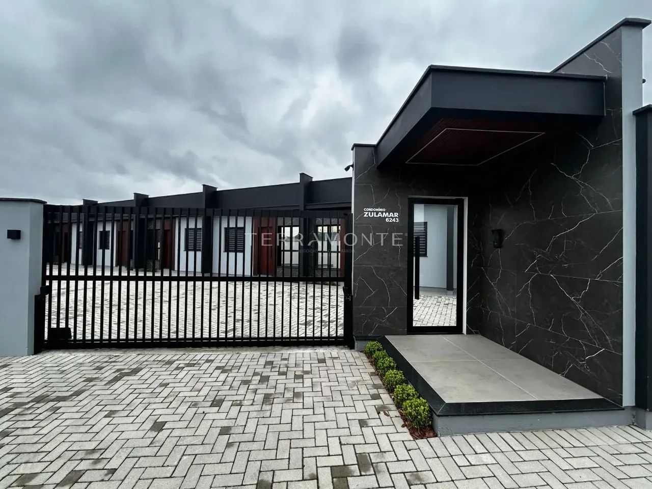 Casa nova com 2 quartos em condomínio por R$ 289 mil