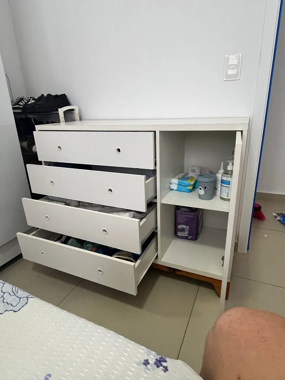 Vendo cômoda com 4 gavetas em excelente estado - Foto 3