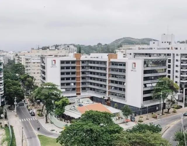 Sala comercial em área nobre da Freguesia, andar alto, ótima luz natural e vista aberta.