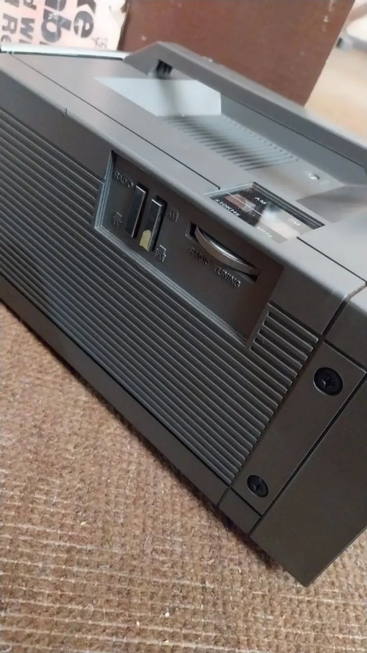 TV Deluxe Portable, 5" Black & White TV - AM/FM radio. - Foto 3