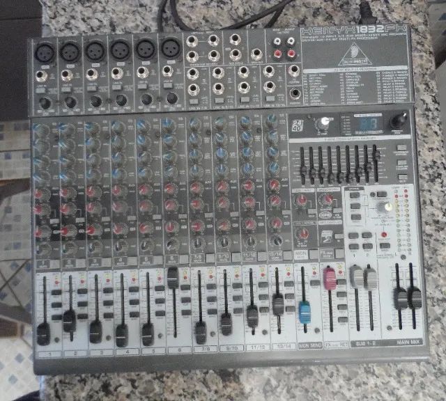 Mesa/ Mixer processor Behringer Xenyx 1832 FX. Perfeito funcionamento. Estudo troca.