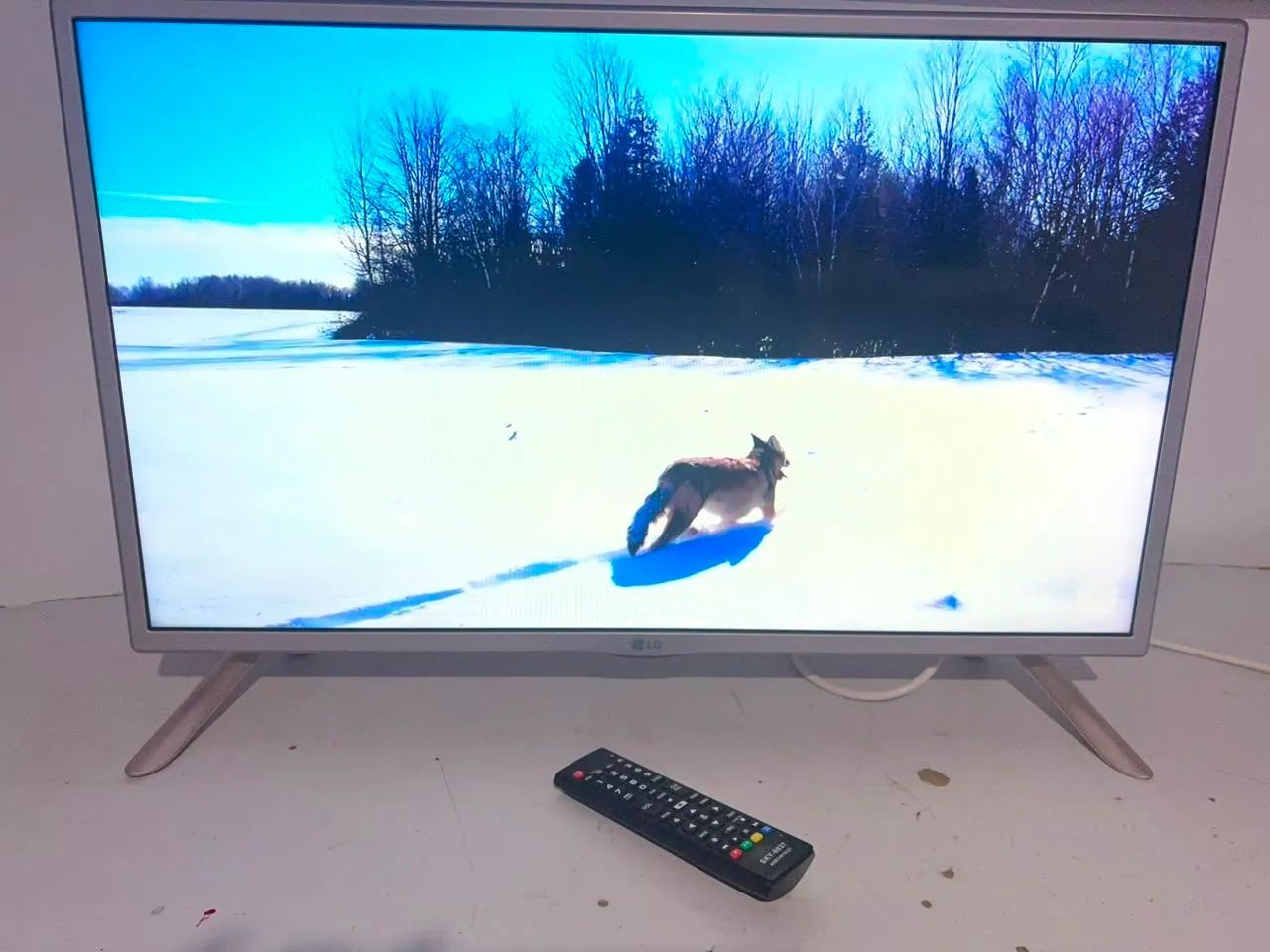 Smart Tv Led 32 Polegadas Lg Mod:32Lf585b Branca Com Pézinho e controle. Usada Bom estado  - Foto 5