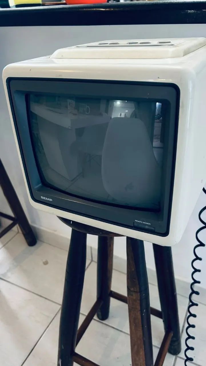 Tv Semp Toshiba 1022 de 10 polegadas antiga, da década de 80 funcionando.