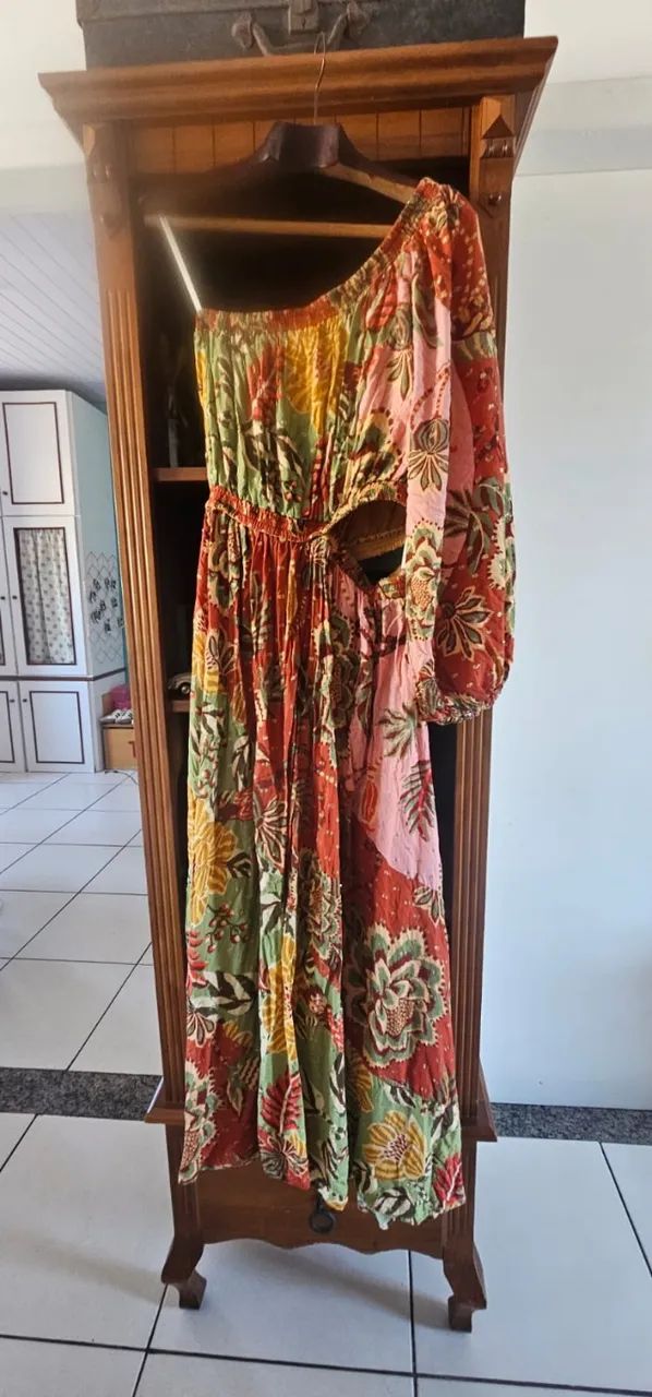 Vestido farm estampado e brilhoso - Foto 2