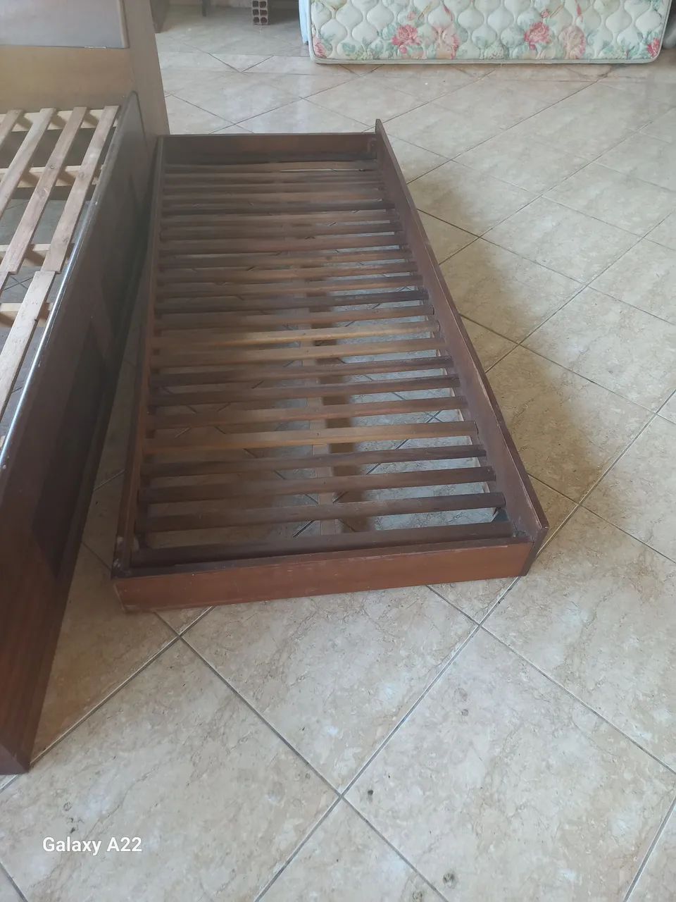 Cama em madeira com Baú e cama de apoio - completa com colchões  - Foto 5