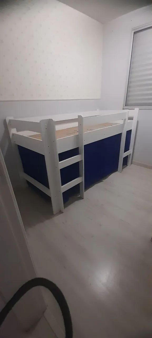 Cama Alta branca, com escada e escorregador.