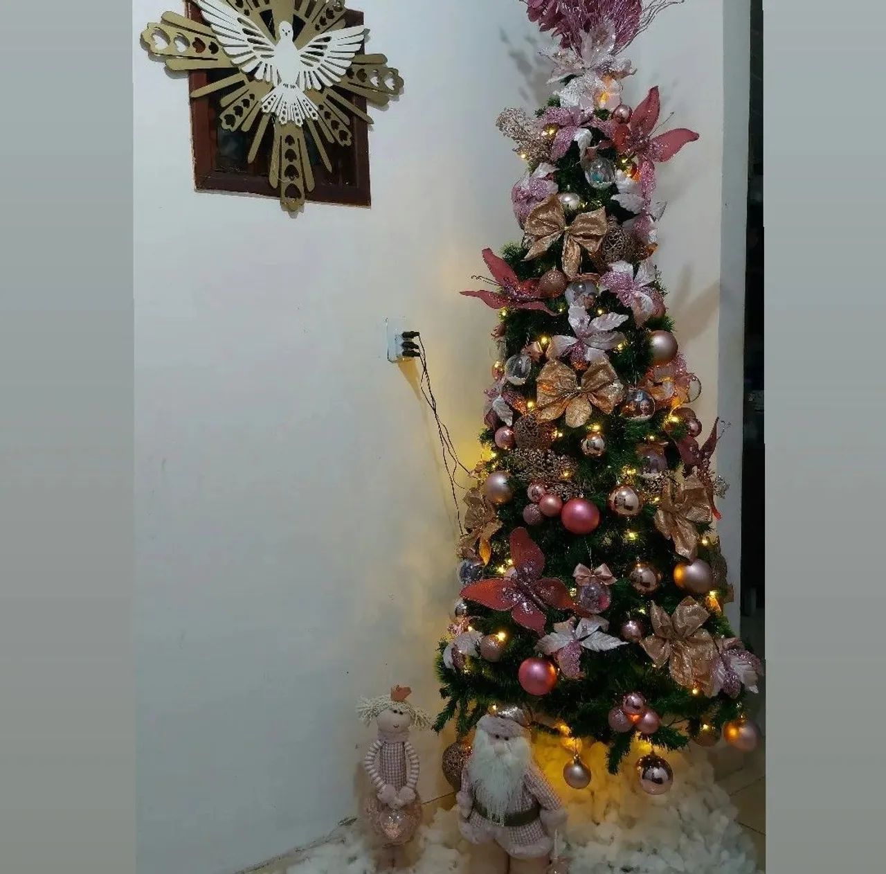 Árvore de Natal usada com enfeites - Foto 2