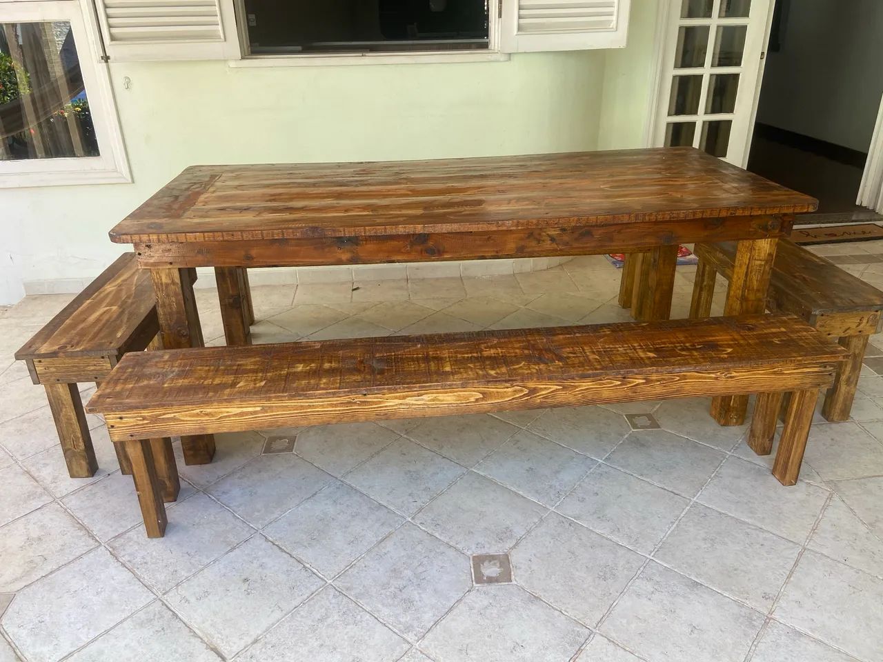 Mesa madeira com bancos 
