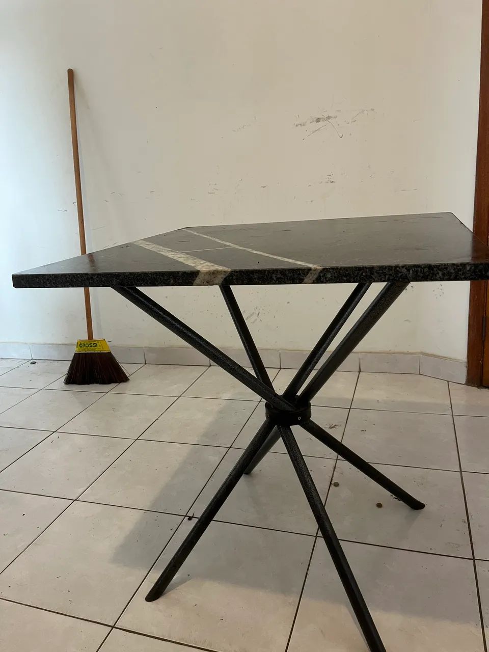 Vendo mesa de pedra de granito para 4pessoas  - Foto 3