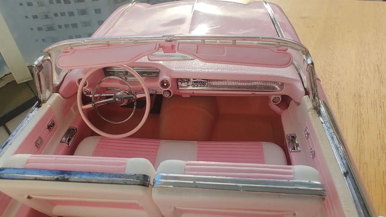 Miniatura carrinho antigo anos 90 Cadillac Maisto 1/12 não 1/18 rosa raridade  - Foto 4