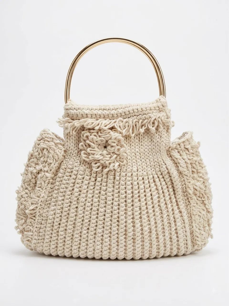 Bolsa de Crochê Artesanal Off-White com Alça Dourada e Aplique Floral