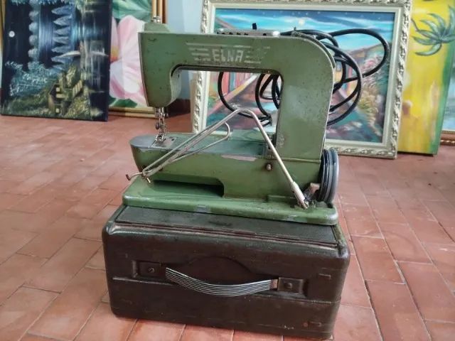 Máquina de Costura Antiga ELNA portátil - anos 50 - Foto 5