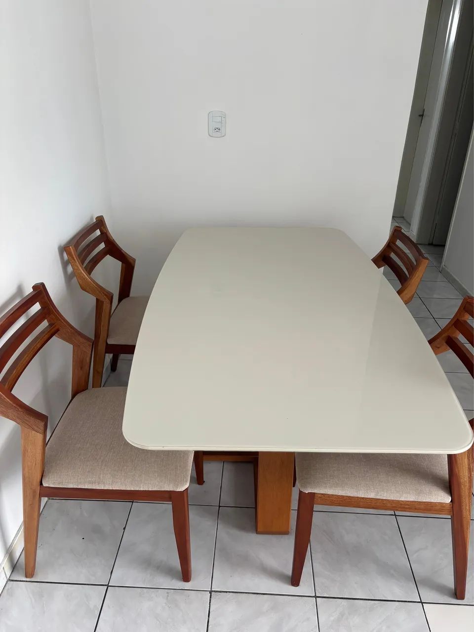 Vendo Mesa com cadeiras - Foto 2