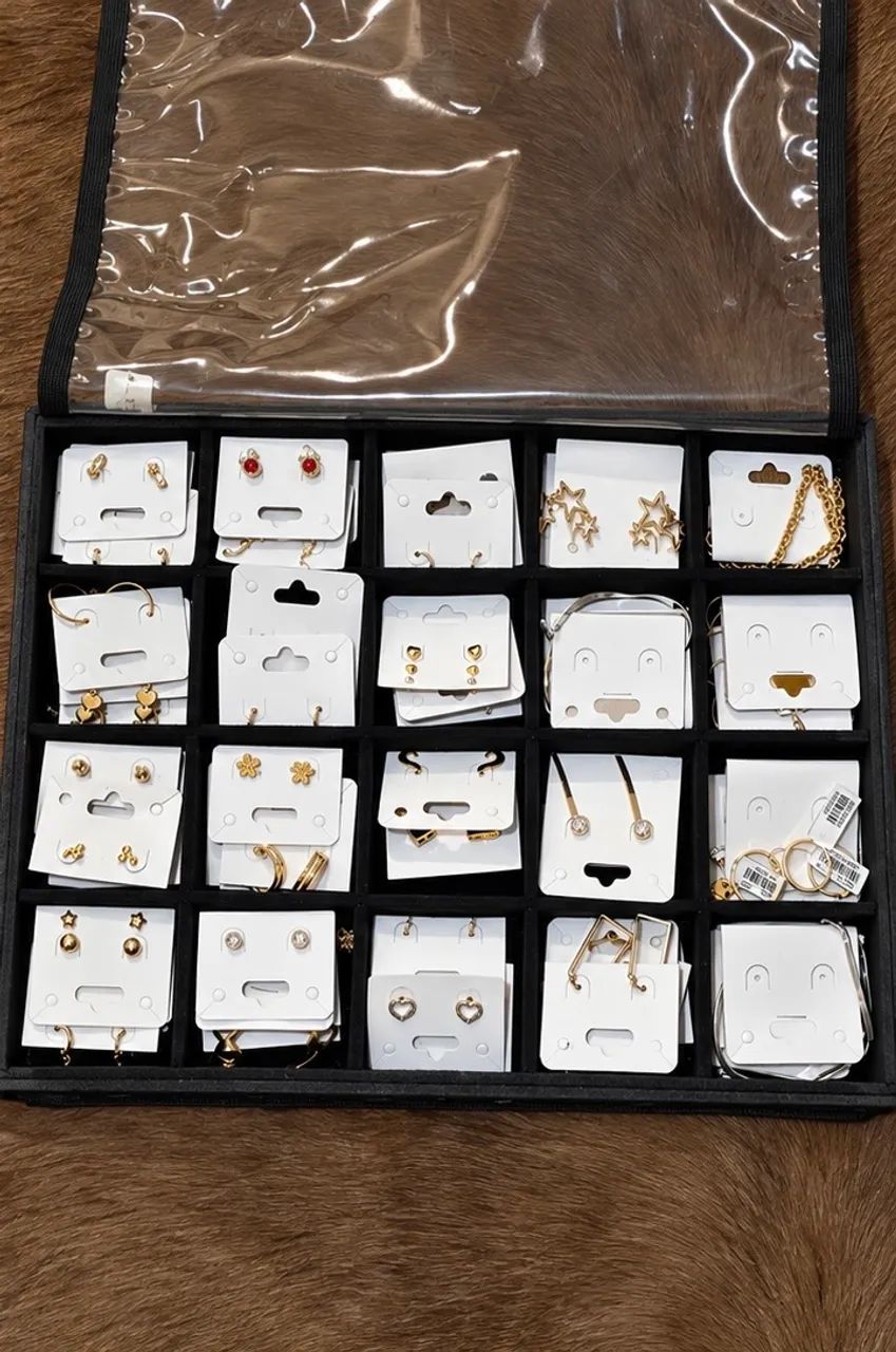 VENDO MALETA DE JÓIAS COM 60 PEÇAS - Foto 2