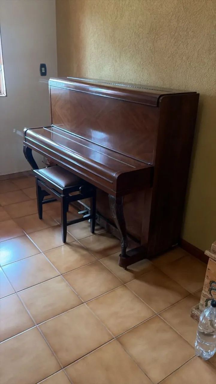 Piano vertical M Schwartzmann