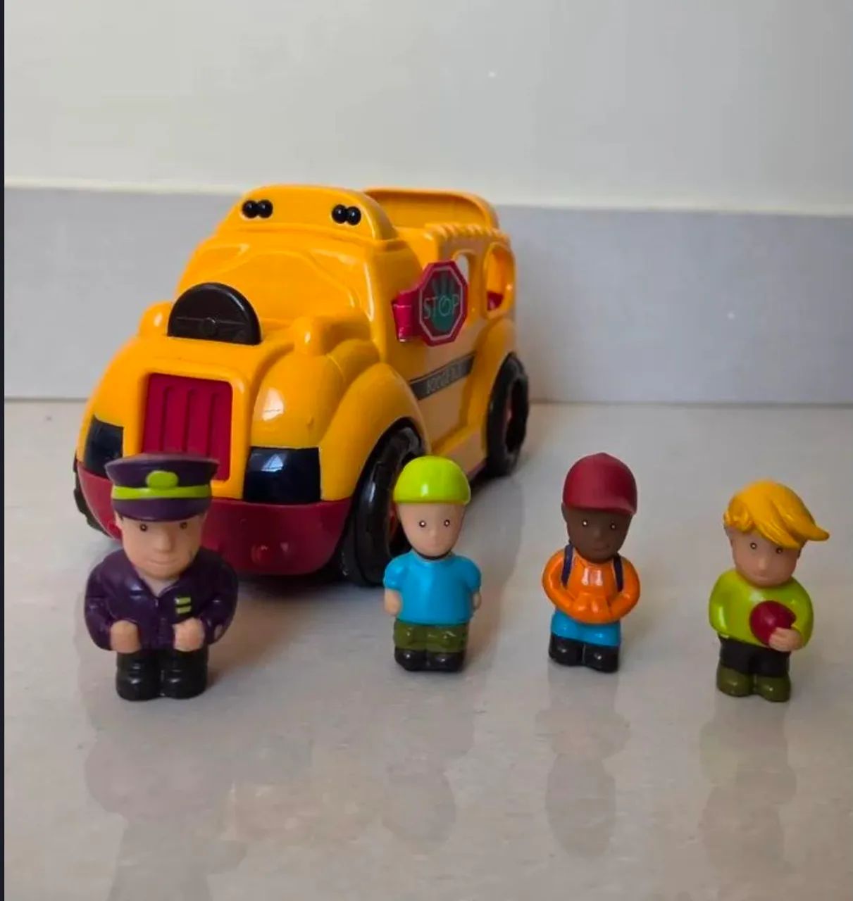 Ônibus Escolar Boogie Bus B. Toys Com Som e Luzes + 4 Bonecos - Foto 2