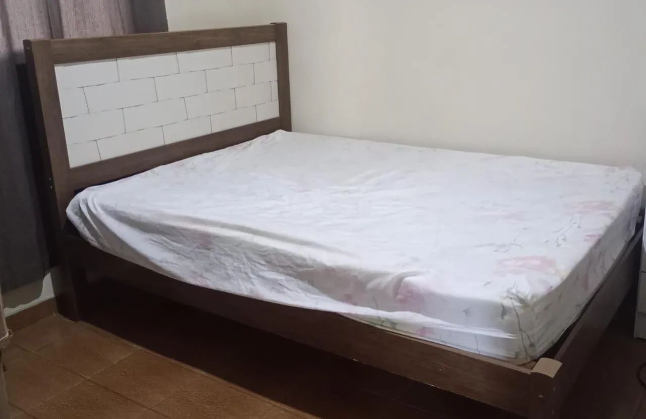 Cama de casal com colchão de molas 