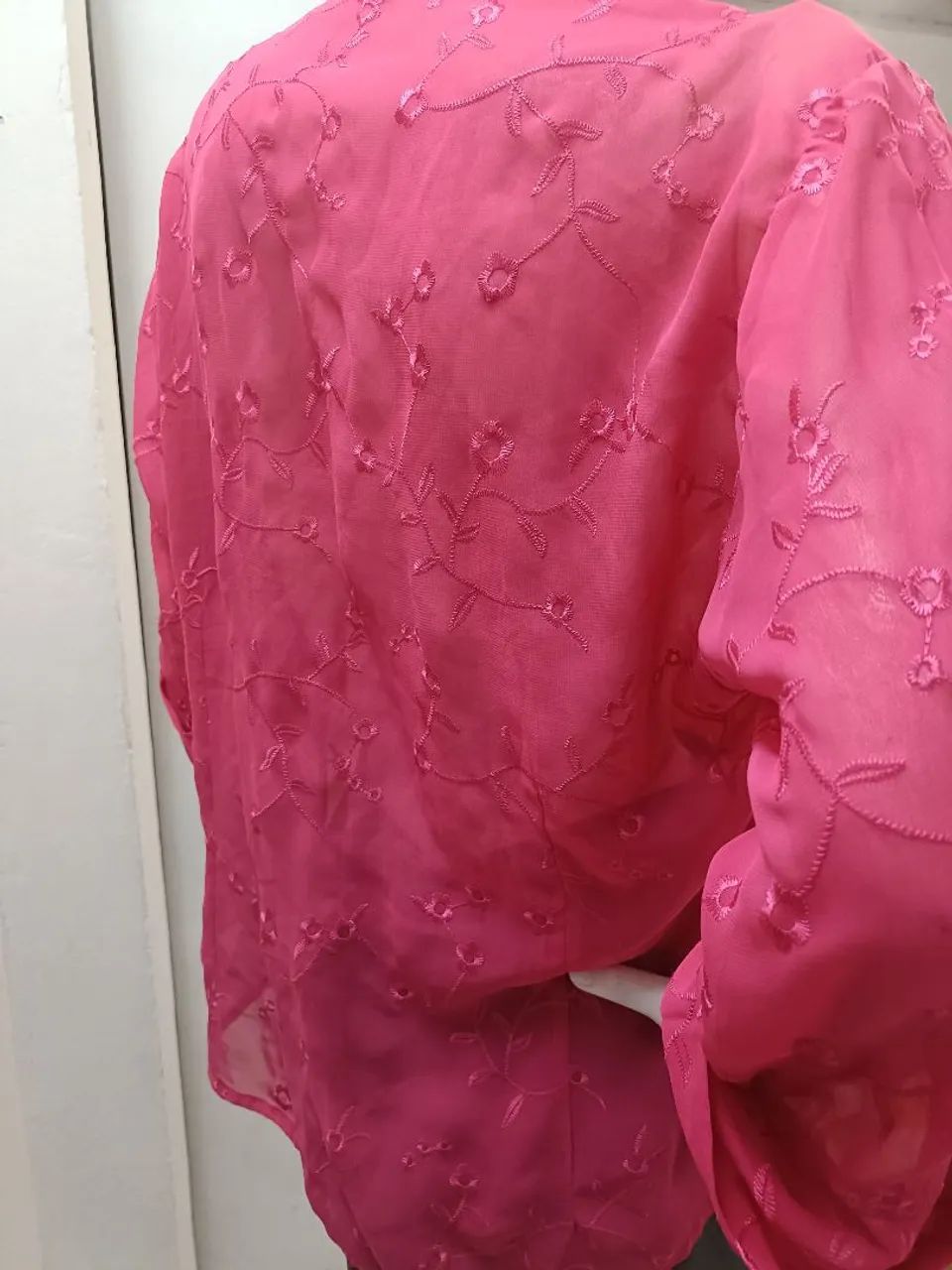Camisa transparente bordada. Tam G usada.  - Foto 4