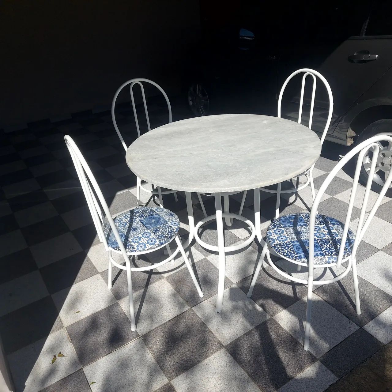 MESA TAMPO GRANITO COM 4 CADEIRAS