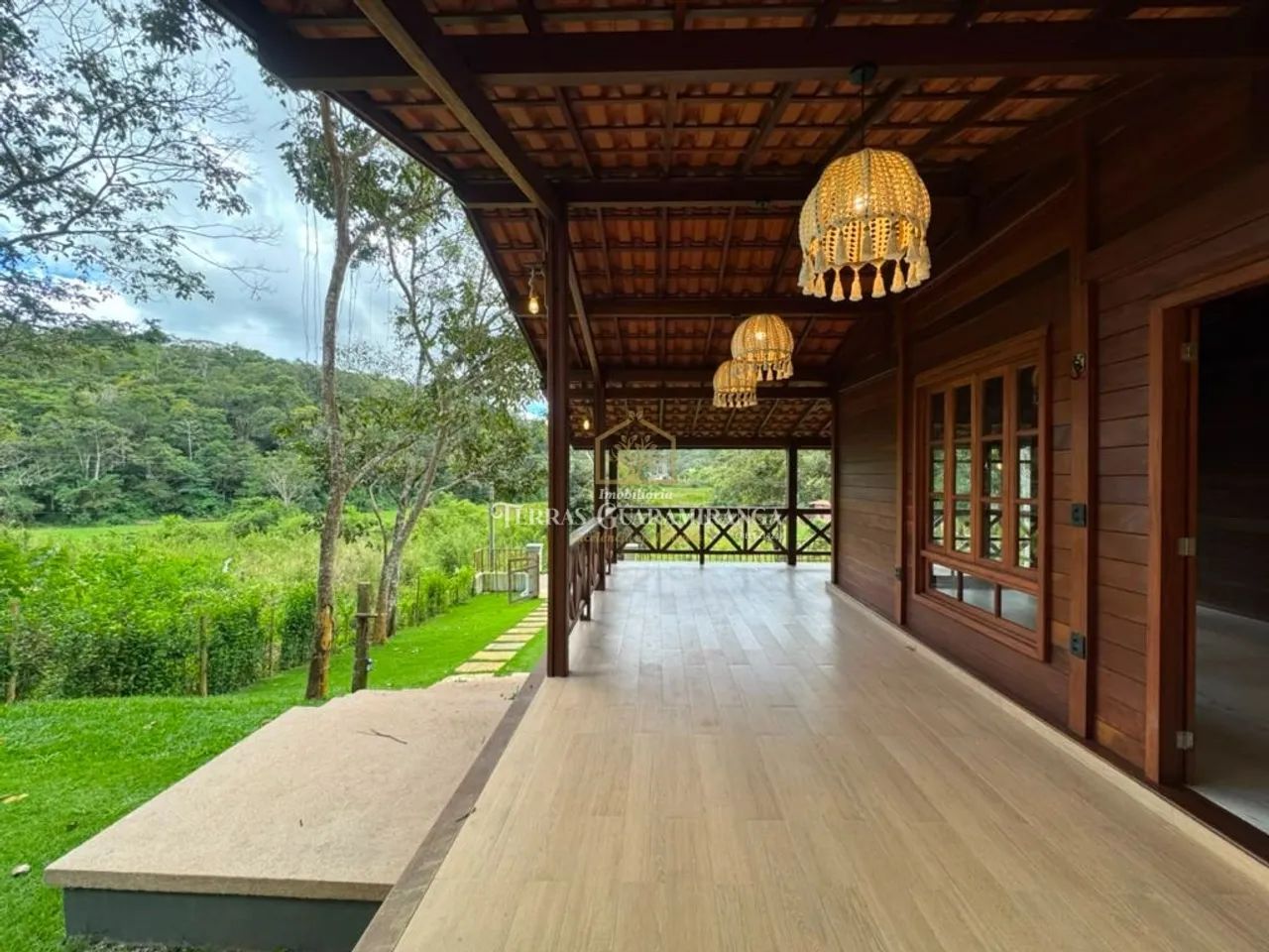 CASA DE MADEIRA COM HIDROMASSAGEM| ESTILO RÚSTICO E SOFISTICAÇÃO EM MEIO À NATUREZA. - Foto 5