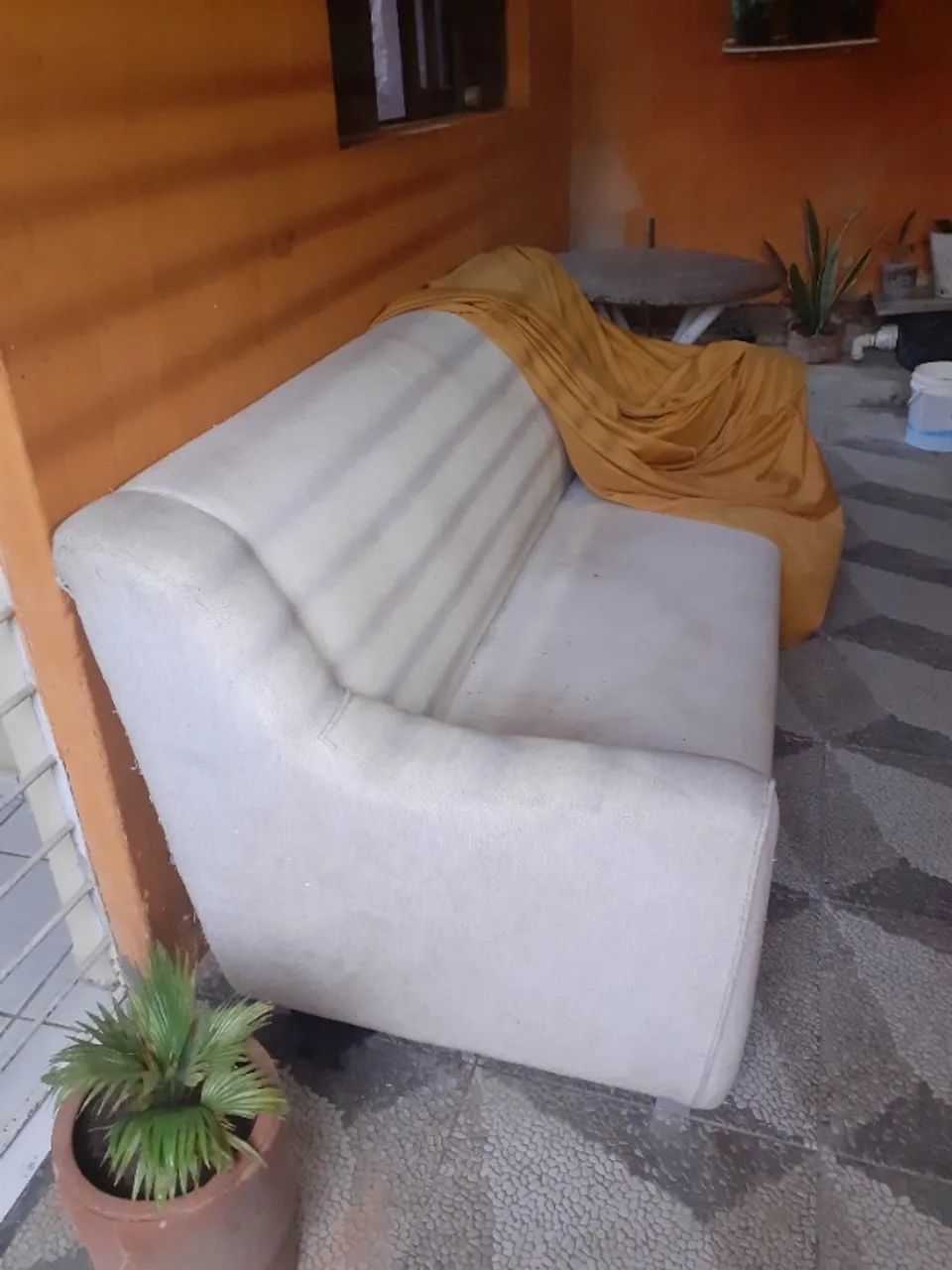 Sofá em tecido três lugares 