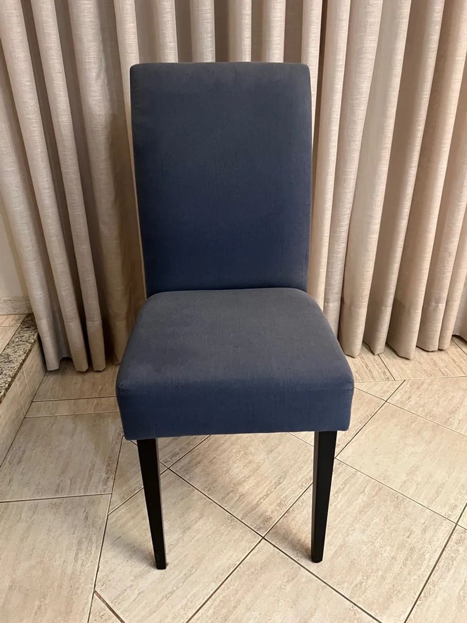 Cadeira de jantar estofada em linho azul marinho - Foto 4