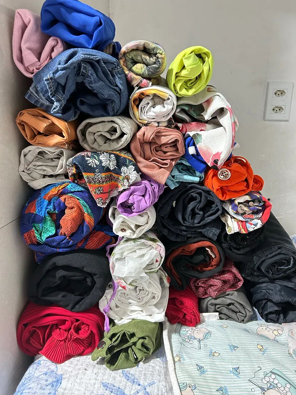 LOTE DE ROUPAS FEMININAS À VENDA!