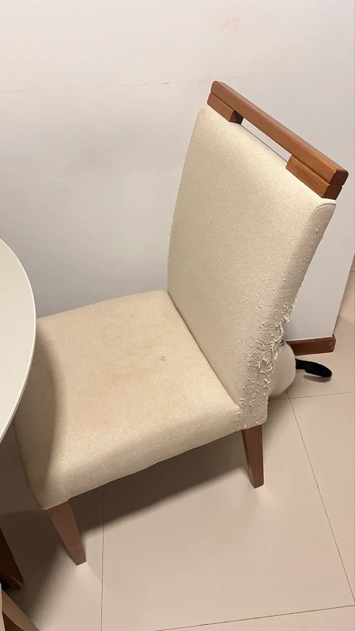 VENDO MESA E CADEIRAS 