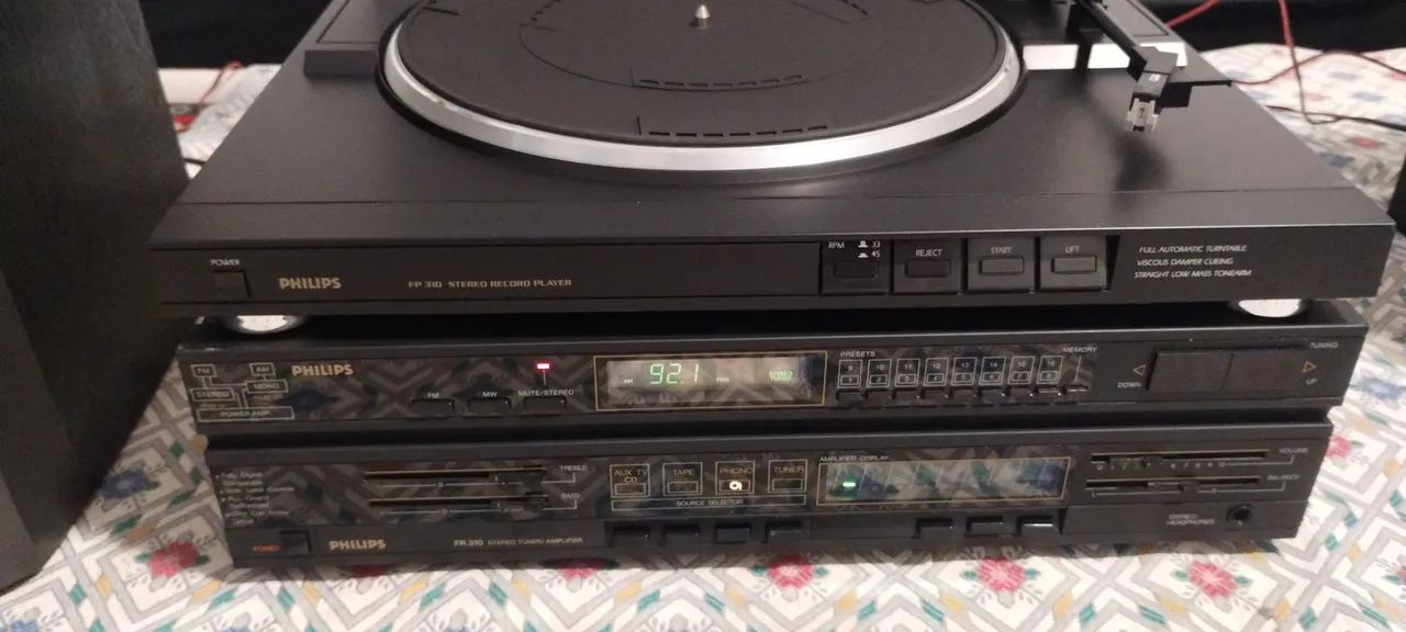 Conjunto Philips FR 310, RECEIVER + TOCA DISCO + PAR DE CAIXAS
