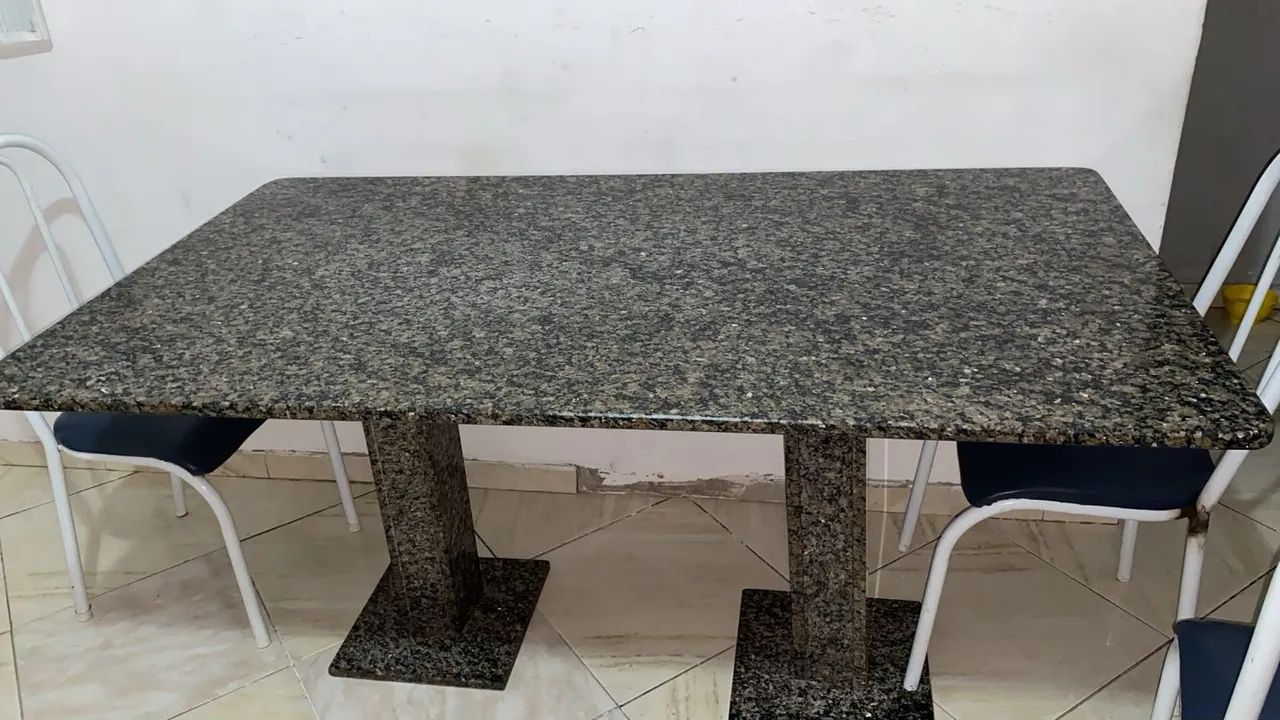 Mesa mármore com pés de mármore com 4 cadeiras