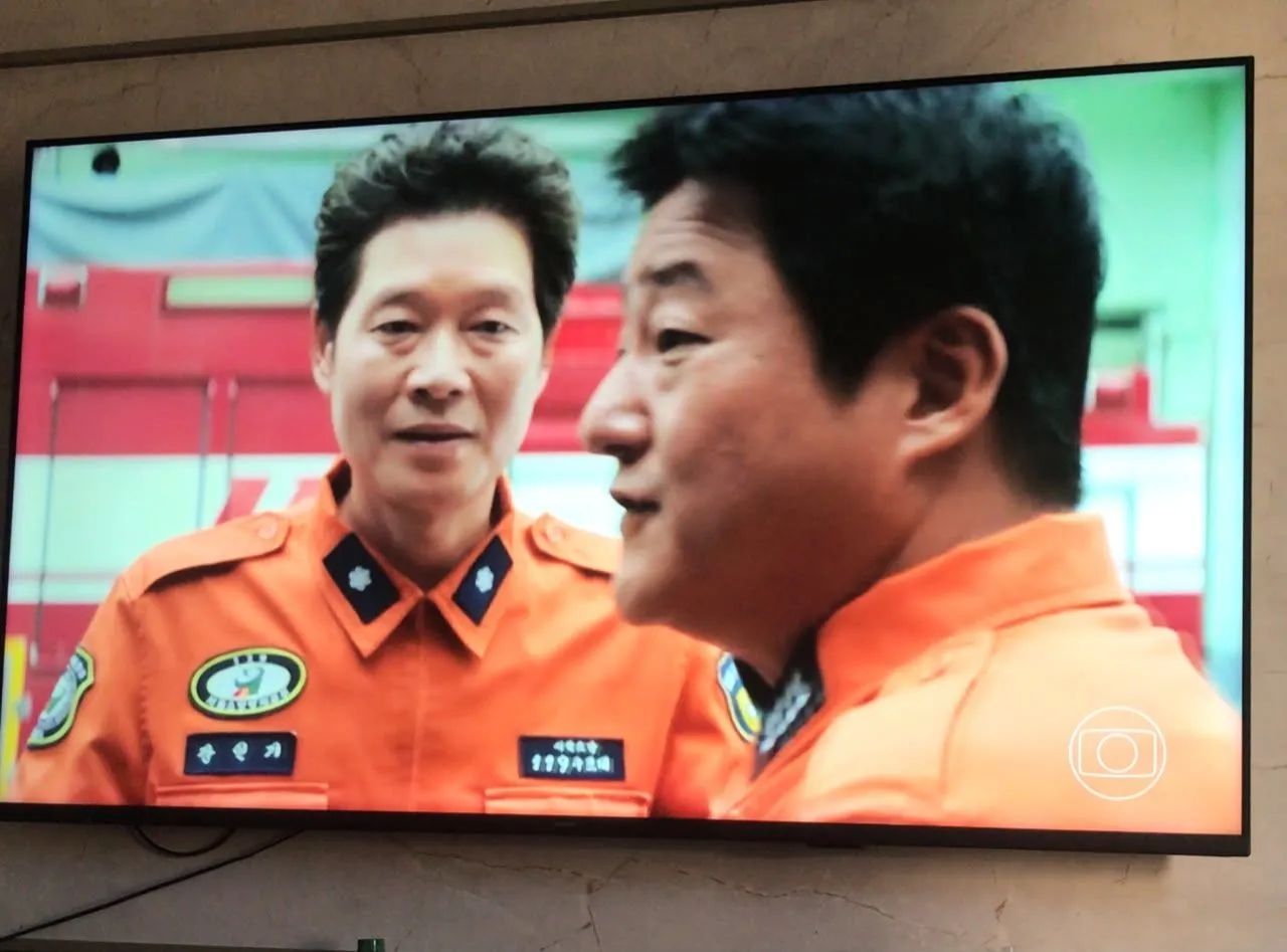 Televisão nova 65 polegadas 