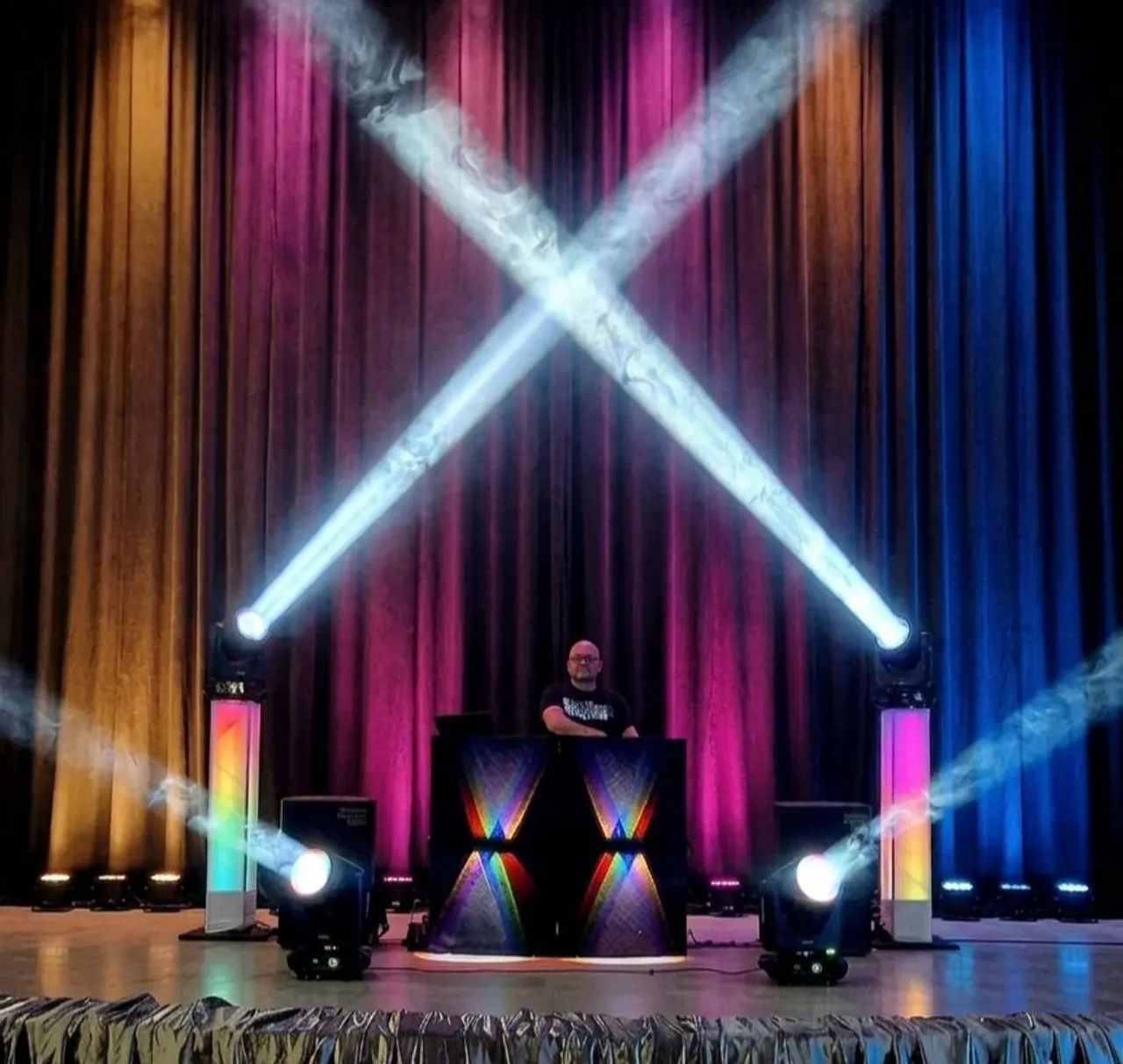 DJ com Pista de led e iluminação moving  - Foto 5