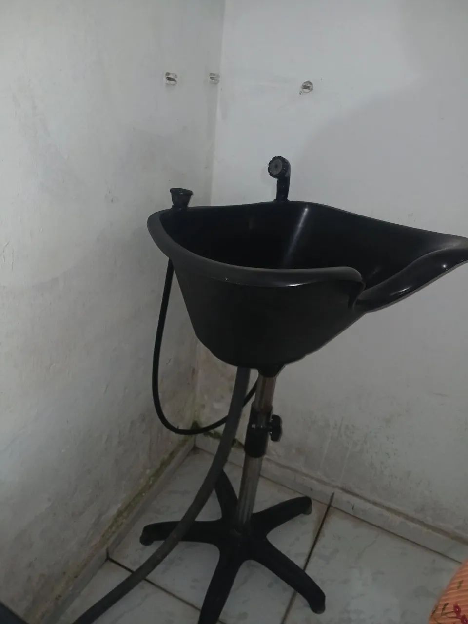 Lavatório, poltrona e um armário 