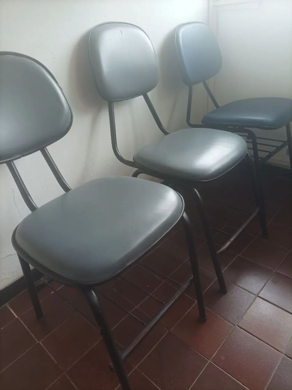 3 cadeiras de ferro estilo Universitário  - Foto 3