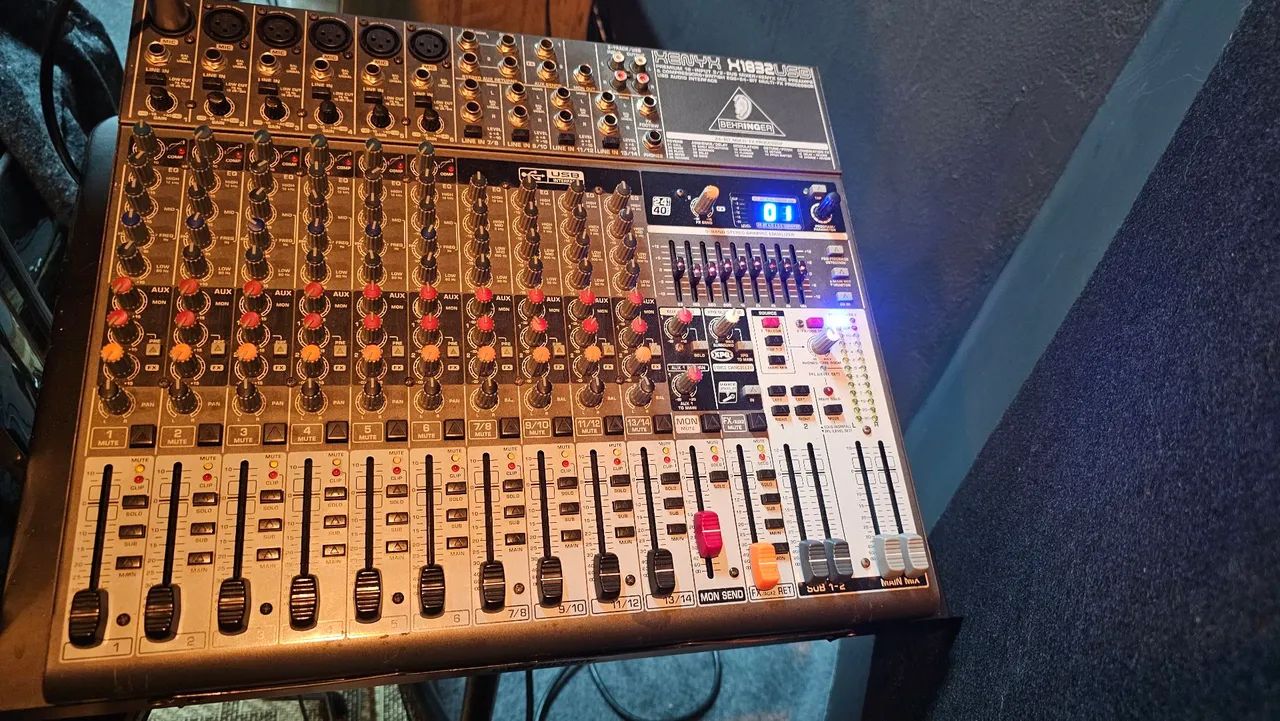 Mesa de som Behringer xenys x1832usb - Foto 2