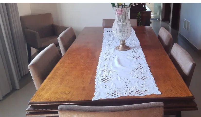 Mesa de Madeira Maciça com 8 cadeiras 