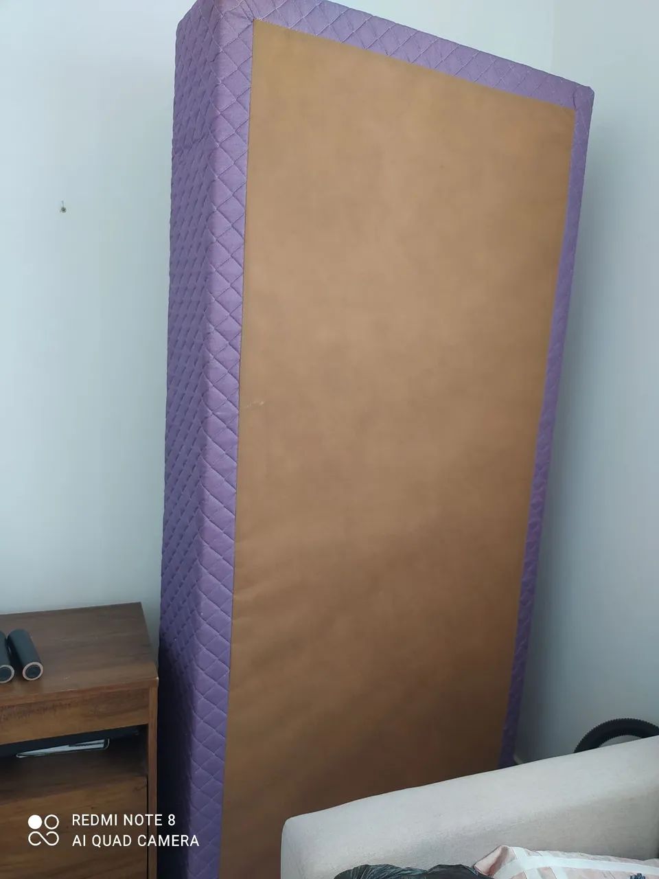 Base de cama box solteiro. 6 pés de madeira. 